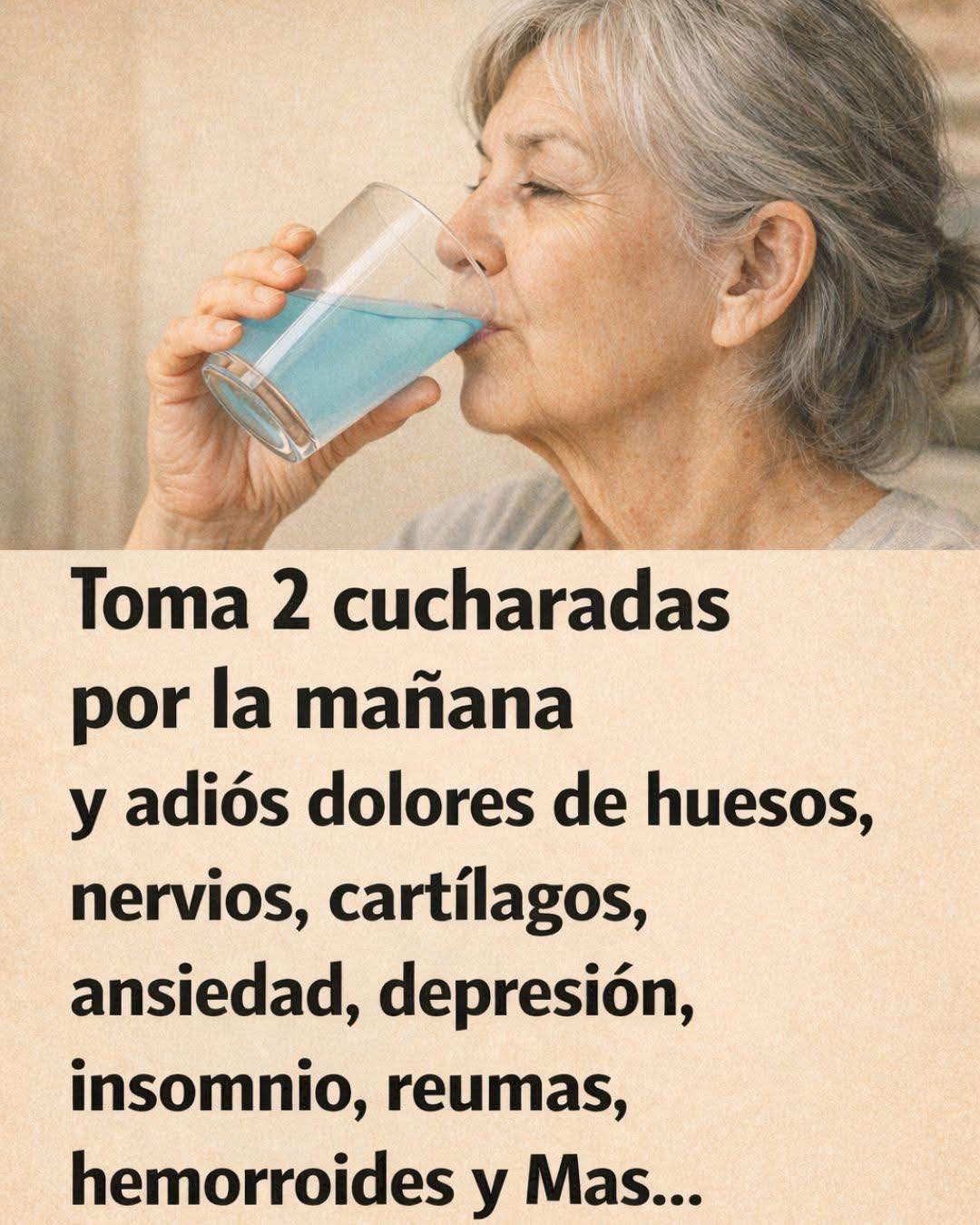 Persona bebiendo agua