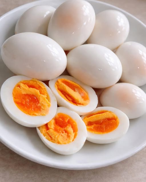 Huevos hervidos en un plato