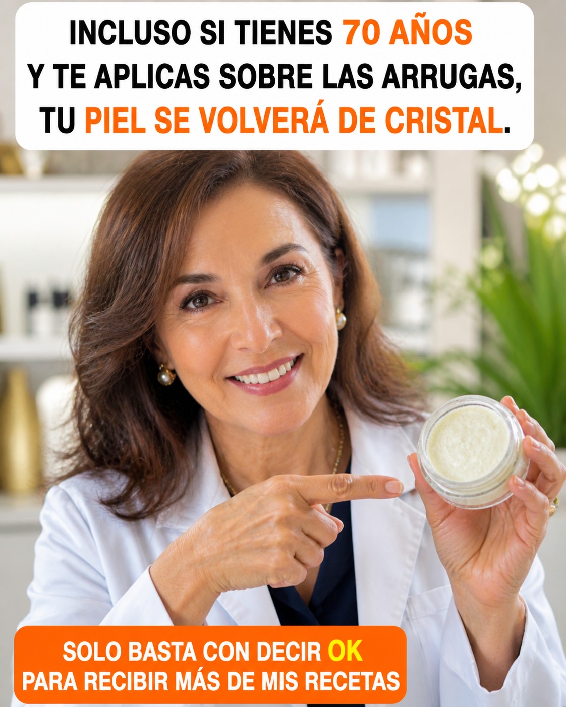 Mujer sosteniendo crema para el cuidado de la piel