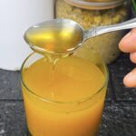 Bebida natural de jengibre, cúrcuma y miel para apoyar la energía y el bienestar masculino