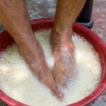 Baño casero con orégano, vinagre de manzana y bicarbonato para el cuidado de los pies: una opción natural para ayudar a reducir el mal olor