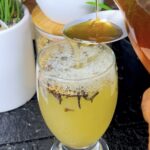 Bebida casera con limón, miel, clavo de olor y agua tibia: una opción natural para complementar un estilo de vida saludable