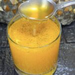 Bebida natural con cúrcuma, limón, pimienta y miel: una opción para apoyar el bienestar y la vitalidad masculina