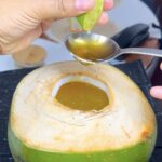 Bebida natural con agua de coco, cúrcuma, pimienta, limón y miel para apoyar la hidratación y el bienestar masculino
